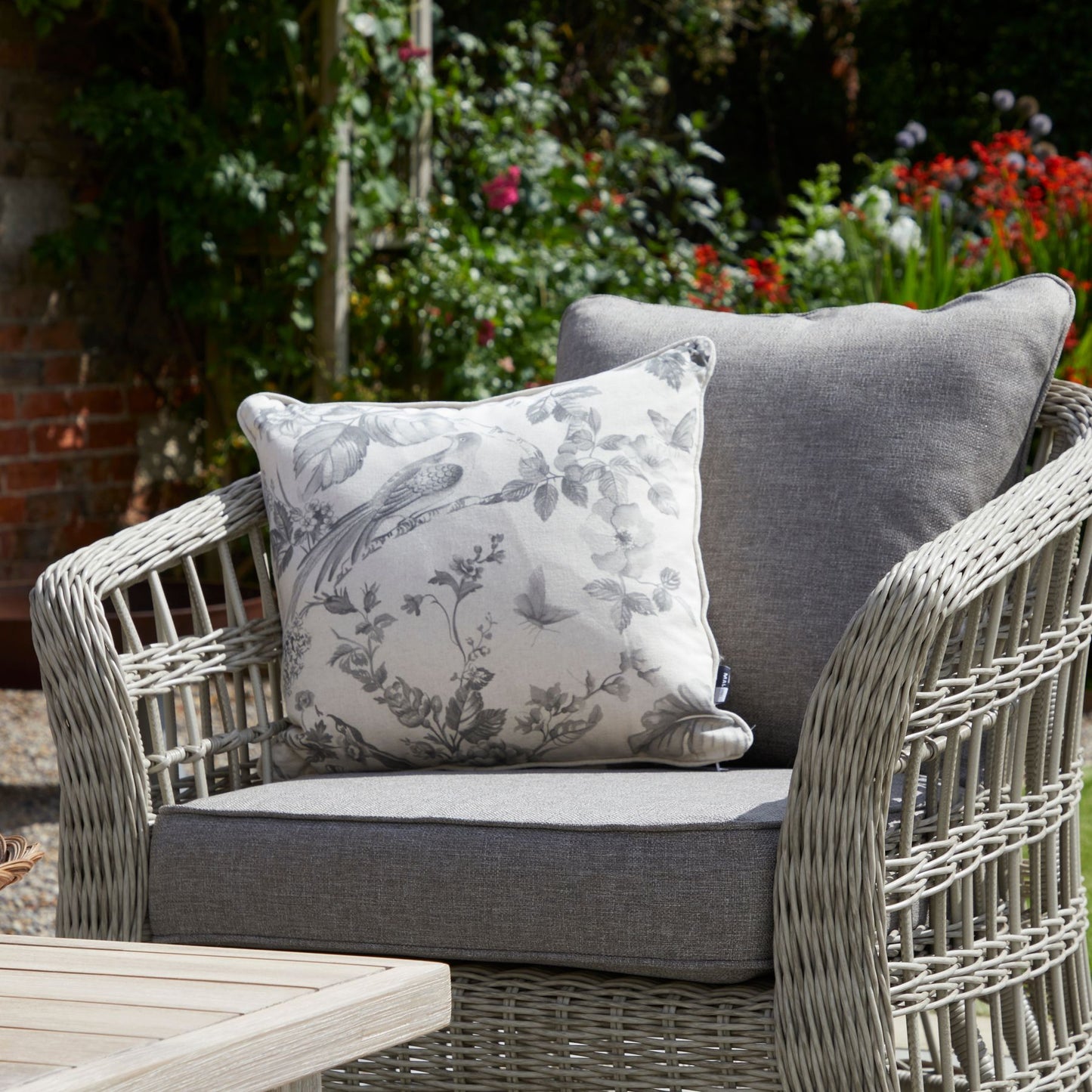 Cilifor Outdoor Lounge Set