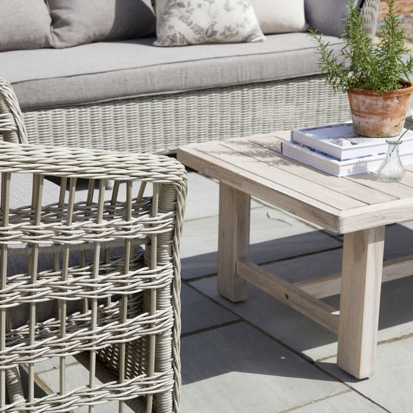 Cilifor Outdoor Lounge Set