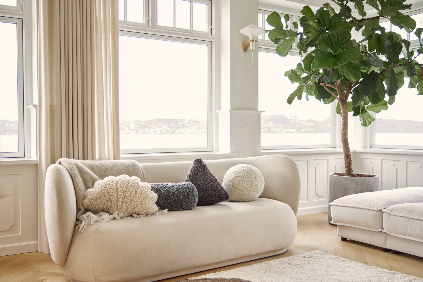 Shell Cushion Pearl Medium